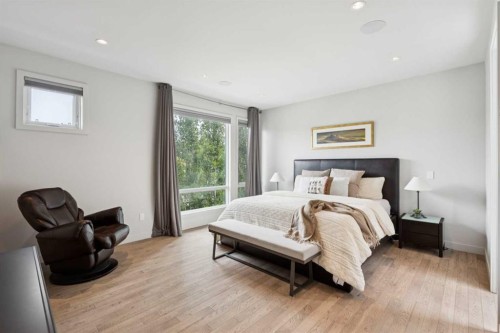 423 7A Street Ne, Calgary, AB - Indoor Photo Showing Bedroom