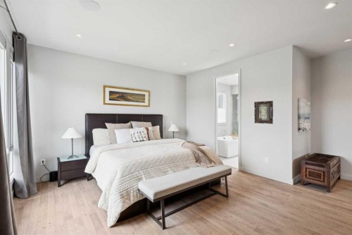 423 7A Street Ne, Calgary, AB - Indoor Photo Showing Bedroom