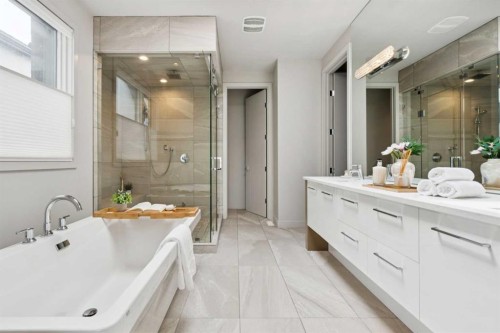 423 7A Street Ne, Calgary, AB - Indoor Photo Showing Bathroom
