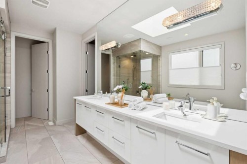 423 7A Street Ne, Calgary, AB - Indoor Photo Showing Bathroom