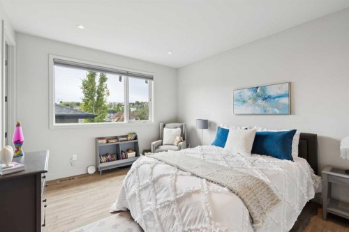 423 7A Street Ne, Calgary, AB - Indoor Photo Showing Bedroom