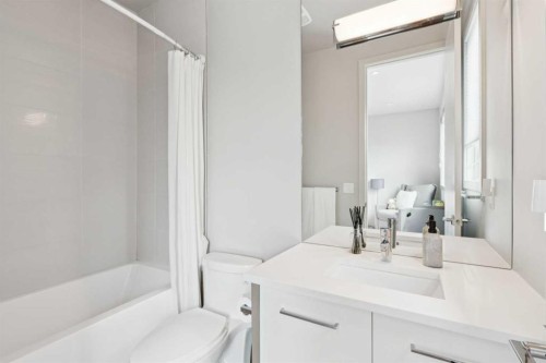 423 7A Street Ne, Calgary, AB - Indoor Photo Showing Bathroom