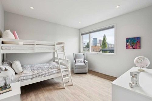 423 7A Street Ne, Calgary, AB - Indoor Photo Showing Bedroom