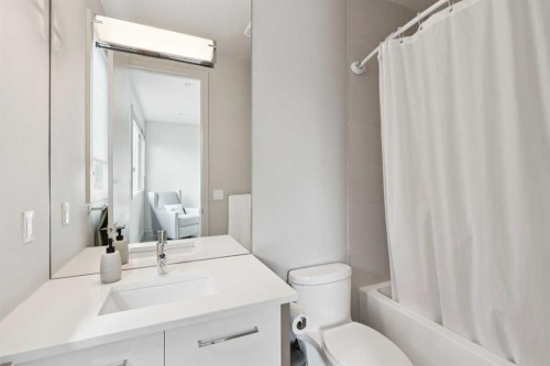 423 7A Street Ne, Calgary, AB - Indoor Photo Showing Bathroom