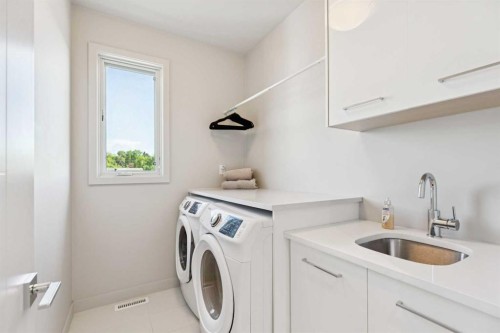 423 7A Street Ne, Calgary, AB - Indoor Photo Showing Laundry Room