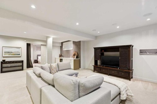423 7A Street Ne, Calgary, AB - Indoor Photo Showing Living Room