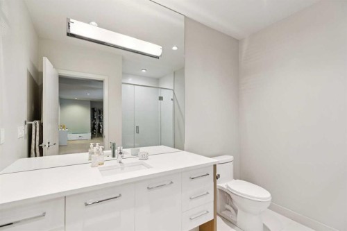 423 7A Street Ne, Calgary, AB - Indoor Photo Showing Bathroom