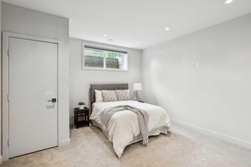 423 7A Street Ne, Calgary, AB - Indoor Photo Showing Bedroom