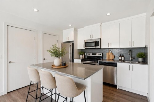 423 7A Street Ne, Calgary, AB - Indoor Photo Showing Kitchen With Stainless Steel Kitchen