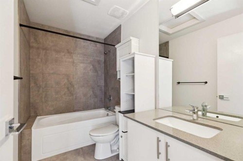 423 7A Street Ne, Calgary, AB - Indoor Photo Showing Bathroom