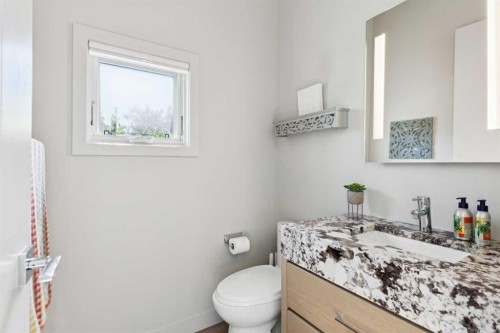 423 7A Street Ne, Calgary, AB - Indoor Photo Showing Bathroom