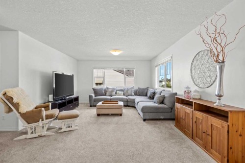 318 Coopers Drive Sw, Airdrie, AB - Indoor Photo Showing Living Room