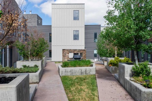 316-93 34 Avenue Sw, Calgary, AB - Outdoor