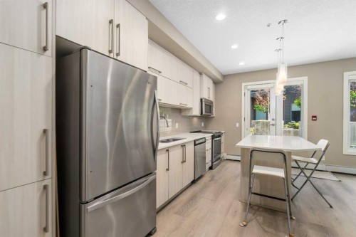 316-93 34 Avenue Sw, Calgary, AB - Indoor Photo Showing Kitchen