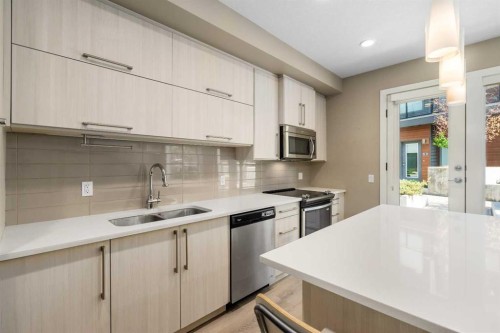 316-93 34 Avenue Sw, Calgary, AB - Indoor Photo Showing Kitchen With Double Sink With Upgraded Kitchen