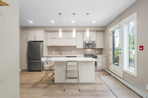 316-93 34 Avenue Sw, Calgary, AB - Indoor Photo Showing Kitchen With Upgraded Kitchen