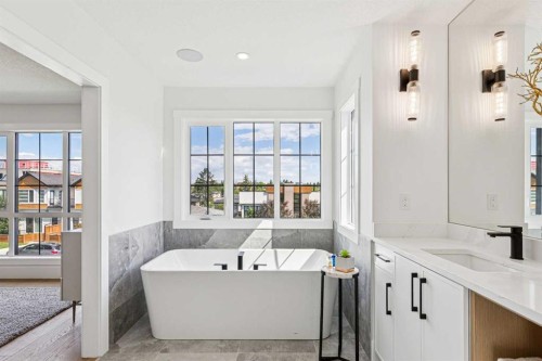 1527 29 Avenue Sw, Calgary, AB - Indoor Photo Showing Other Room