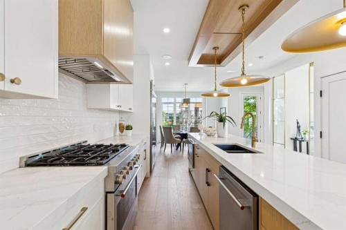 1527 29 Avenue Sw, Calgary, AB - Indoor Photo Showing Kitchen With Upgraded Kitchen