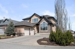 32 Evercreek Bluffs Crescent SW Calgary, AB T2Y 4P3