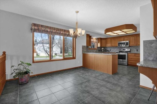 531 Sierra Morena Court Sw, Calgary, AB - Indoor Photo Showing Kitchen