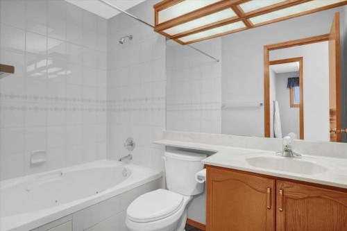 531 Sierra Morena Court Sw, Calgary, AB - Indoor Photo Showing Bathroom