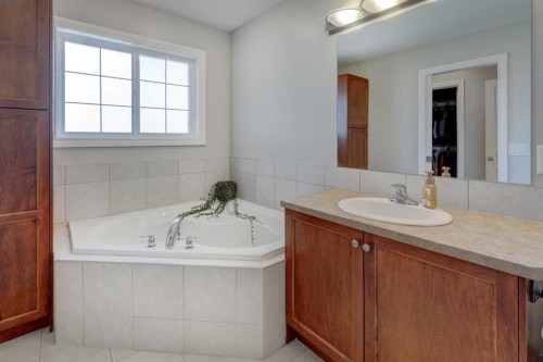 15 Parklane Drive, Strathmore, AB - Indoor Photo Showing Bathroom