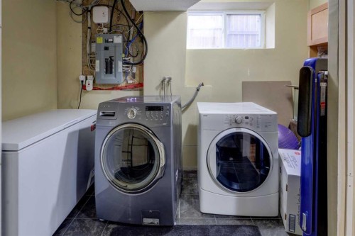 15 Parklane Drive, Strathmore, AB - Indoor Photo Showing Laundry Room