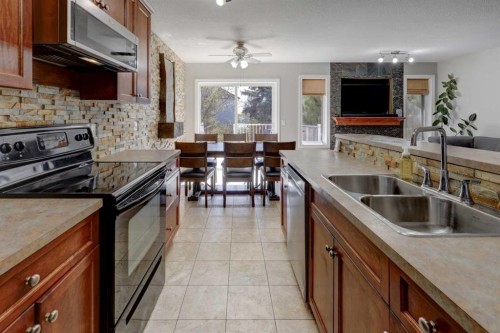 15 Parklane Drive, Strathmore, AB - Indoor Photo Showing Kitchen With Double Sink