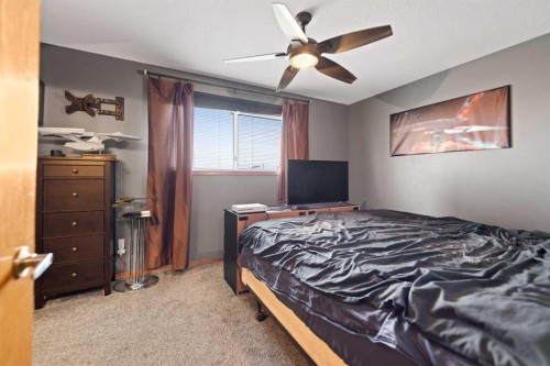 48 Sunridge Crescent Nw, Airdrie, AB - Indoor Photo Showing Bedroom