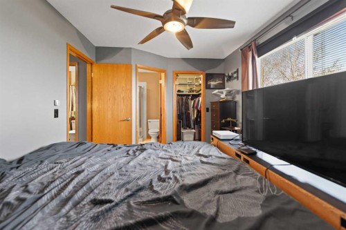 48 Sunridge Crescent Nw, Airdrie, AB - Indoor Photo Showing Bedroom