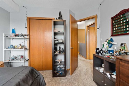 48 Sunridge Crescent Nw, Airdrie, AB - Indoor Photo Showing Bedroom