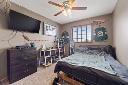 48 Sunridge Crescent Nw, Airdrie, AB - Indoor Photo Showing Bedroom