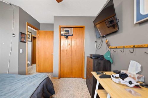 48 Sunridge Crescent Nw, Airdrie, AB - Indoor Photo Showing Bedroom