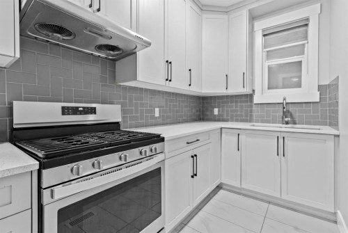 247 Kinniburgh Place, Chestermere, AB - Indoor Photo Showing Kitchen