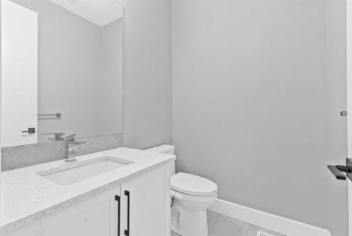 247 Kinniburgh Place, Chestermere, AB - Indoor Photo Showing Bathroom