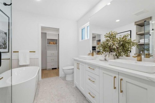 60 Lake Lucerne Close Se, Calgary, AB - Indoor Photo Showing Bathroom