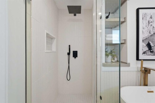 60 Lake Lucerne Close Se, Calgary, AB - Indoor Photo Showing Bathroom