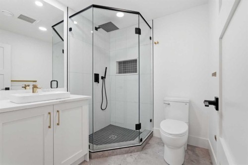 60 Lake Lucerne Close Se, Calgary, AB - Indoor Photo Showing Bathroom