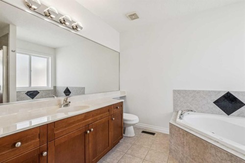 22 Sherwood Cove Nw, Calgary, AB - Indoor Photo Showing Bathroom