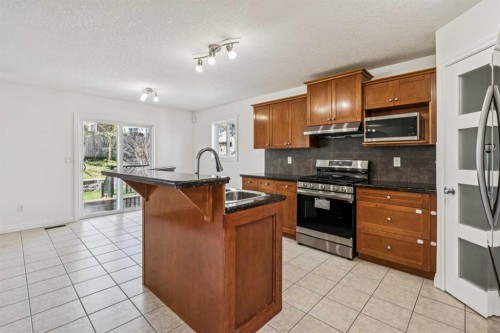 22 Sherwood Cove Nw, Calgary, AB - Indoor Photo Showing Kitchen