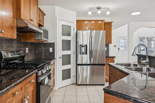 22 Sherwood Cove Nw, Calgary, AB - Indoor Photo Showing Kitchen With Double Sink With Upgraded Kitchen