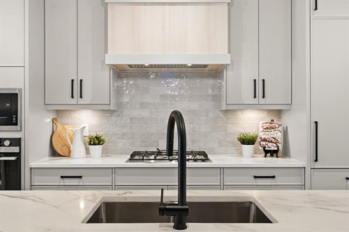2528 7 Avenue Nw, Calgary, AB - Indoor Photo Showing Kitchen With Upgraded Kitchen
