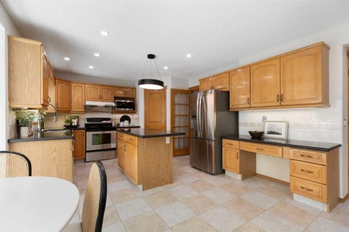 136 Schubert Hill Nw, Calgary, AB - Indoor Photo Showing Kitchen