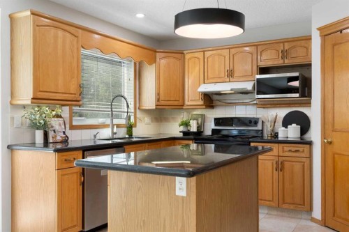 136 Schubert Hill Nw, Calgary, AB - Indoor Photo Showing Kitchen