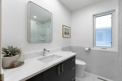 136 Schubert Hill Nw, Calgary, AB - Indoor Photo Showing Bathroom