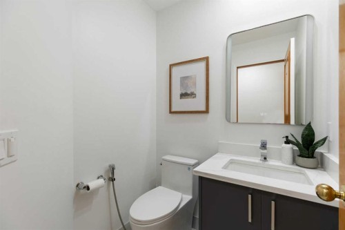 136 Schubert Hill Nw, Calgary, AB - Indoor Photo Showing Bathroom