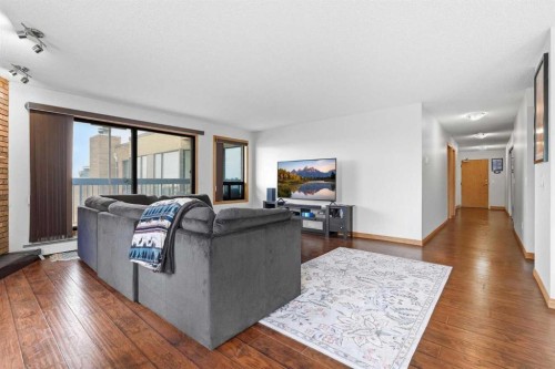 805-320 Meredith Road Ne, Calgary, AB - Indoor Photo Showing Living Room
