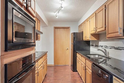 805-320 Meredith Road Ne, Calgary, AB - Indoor Photo Showing Kitchen With Double Sink