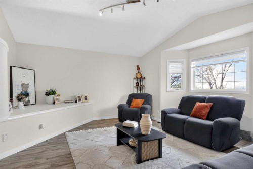 3271 Douglasdale Boulevard Se, Calgary, AB - Indoor Photo Showing Living Room