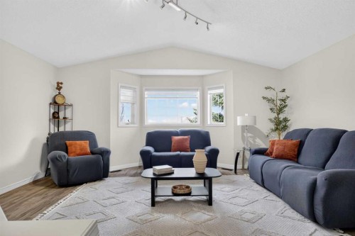 3271 Douglasdale Boulevard Se, Calgary, AB - Indoor Photo Showing Living Room